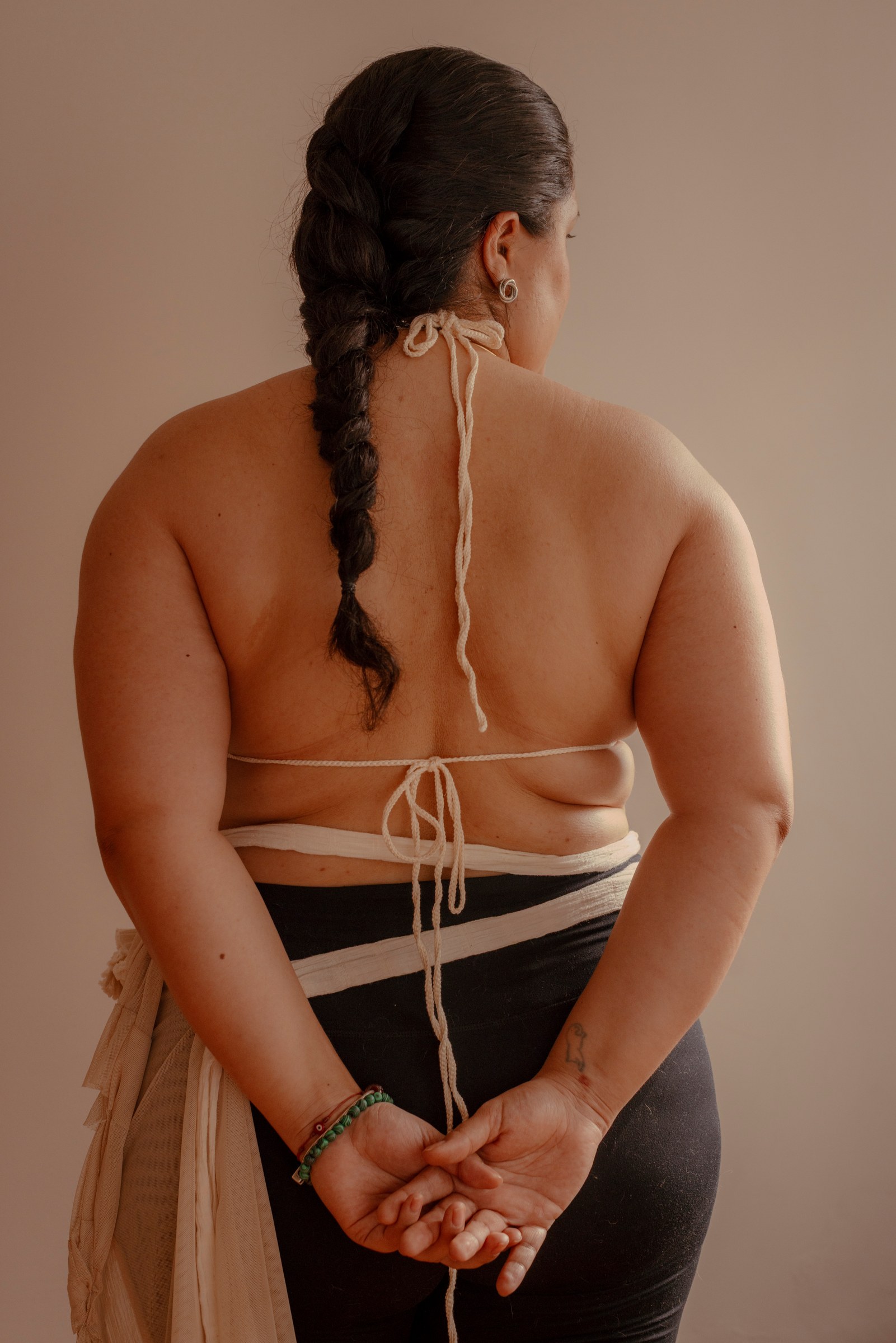 Portrait of a woman seen from behind with her hands clasped